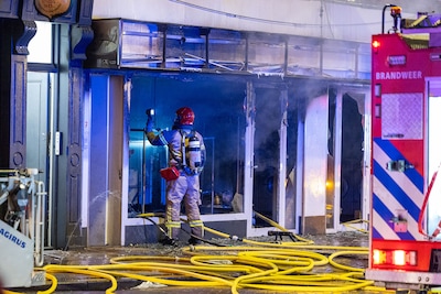 Meerdere gewonden na hevige brand in winkelpand in centrum van Amsterdam