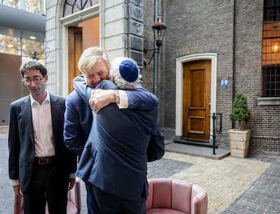 Koning bezoekt progressief-Joodse gemeente in Den Haag: ‘Zijn bezoek laat zien dat we bij Nederland horen’