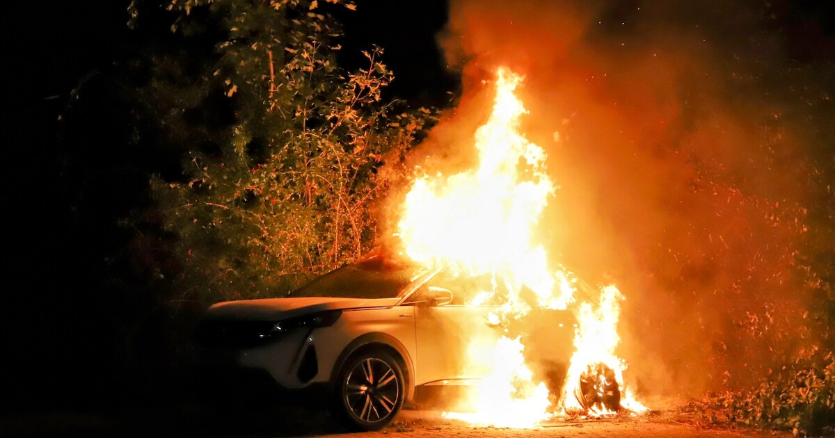 Auto uitgebrand op industrieterrein in Tiel
