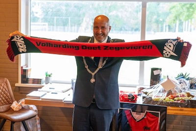 Arnhemse voetbalclub koninklijk onderscheiden bij viering honderdjarig bestaan: ‘De koning weet ook 