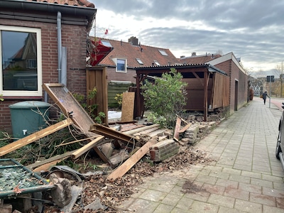 Leegstaand huis klaar voor verkoop, tot auto over de kop slaat: ‘Ik ben blij dat er niemand is overl