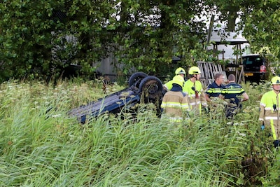 Auto belandt op de kop langs A2 bij Beesd