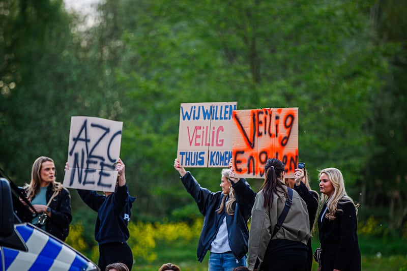 Demonstranten houden borden vast.
