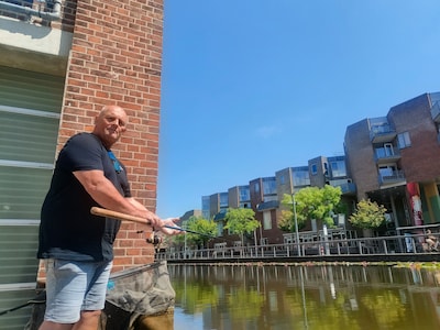 Kniehoog water, toch staan er dagelijks vissers langs het water bij de Museumfabriek