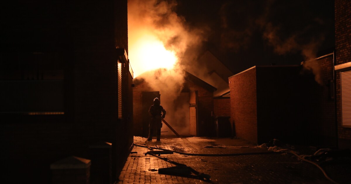 Uitslaande schuurbrand in Sint Willebrord snel onder controle