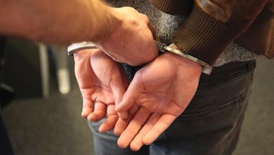 Man (32) opgepakt na vernielen voordeur en poging tot inbraak in Nijmeegse woning