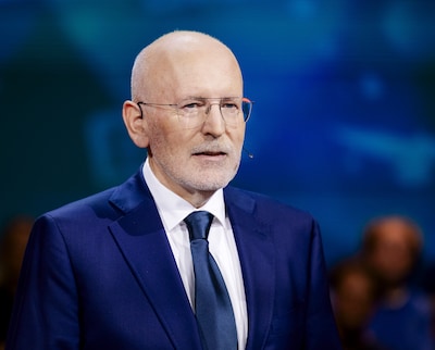 Frans Timmermans doet aangifte nadat hij in café werd uitgescholden voor ‘vieze kankerhond’ en ‘links hoerenkind’