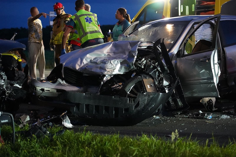 Người đàn ông (44 tuổi) tử vong trong vụ va chạm trực diện giữa xe hơi và xe tang: bốn người khác được đưa đến bệnh viện | Trong nước | De Gelderlander.nl