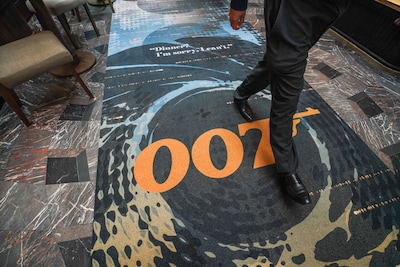 Joe Caroff (103), maker van iconisch 007-logo, overleden: kreeg 300 euro voor ontwerp