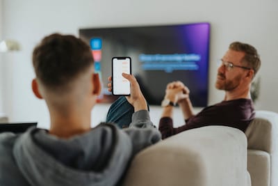 Scrollen op je telefoon tijdens het zwemmen: waarom we ons zo snel vervelen