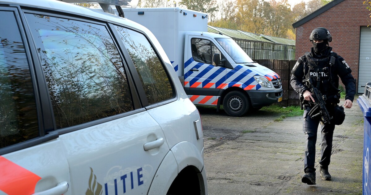 Twee mannen aangehouden bij zwaarbewapend drugslab; buren zagen ‘komen en gaan van buitenlandse auto
