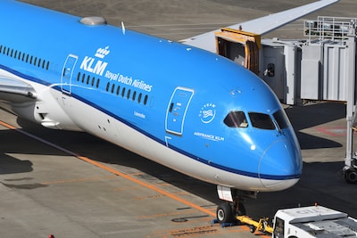 Eerste KLM-vlucht met door oorlog in Iran gestrande Nederlanders vertrokken uit Oman