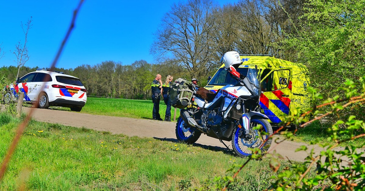 Vrouw valt van motor tijdens tocht over zandpad bij Westerhoven, raakt gewond aan haar been