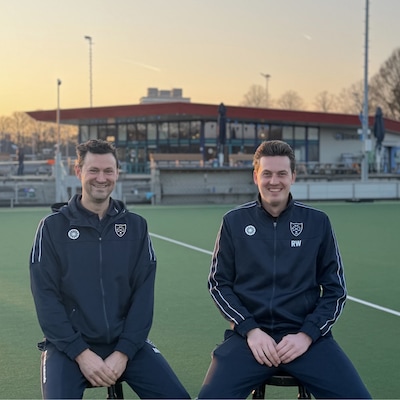 Coach Van de Rakt blijft twee jaar langer bij de hockeysters van NMHC: ‘Stabiele club waar ik verder