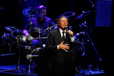 Julio Iglesias (82) beschuldigd van seksueel misbruik en uitbuiting van personeel in ‘horrorhuis’ in de Cariben