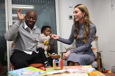 Dreumes sabbelt op vinger van prinses Kate bij opening jeugdcentrum