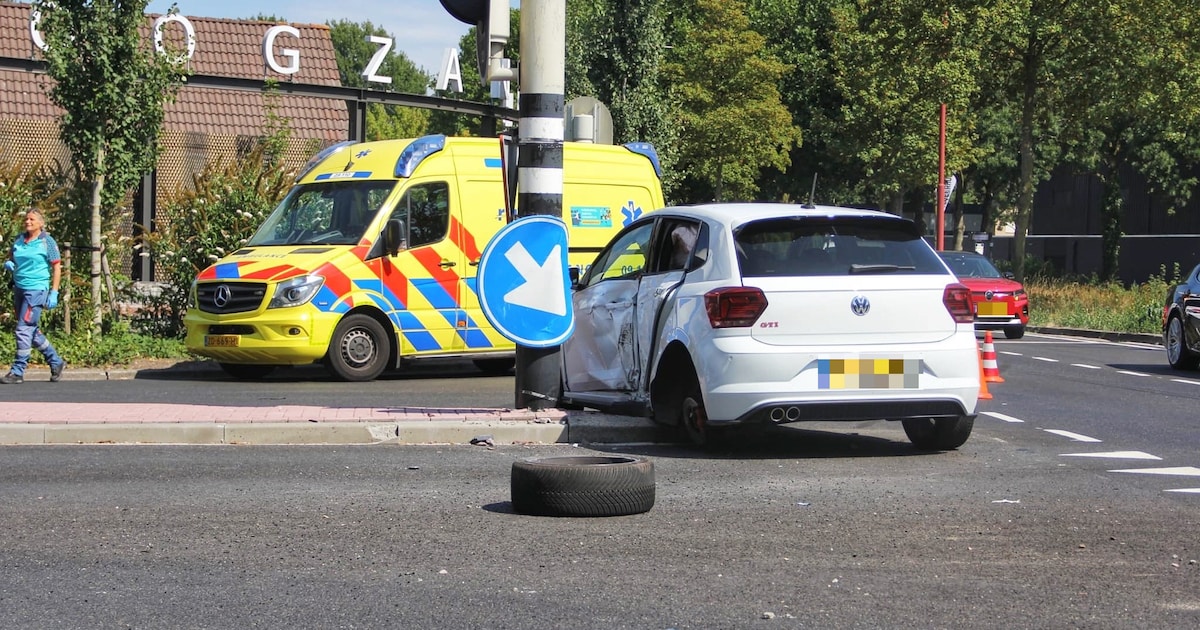Auto flink beschadigd na botsing met paal aan Lupinestraat in Nieuwegein