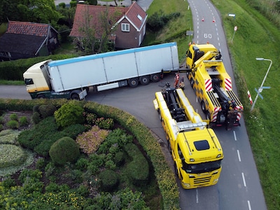 Vrachtwagen met 29.000 kilo houtsnippers raakt van de weg op