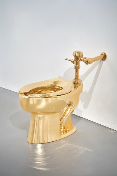 Massief gouden toilet van kunstenaar Maurizio Cattelan verkocht voor 12 miljoen dollar