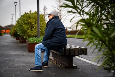 Dakloze Res van bijna 80 slaapt naast graf van verongeluk­te dochter: ‘Neem me mee’