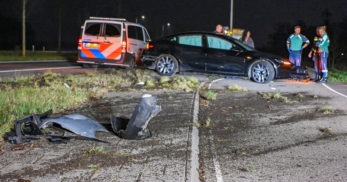 Veel schade na botsing tussen Tesla en andere auto in Beek-Ubbergen