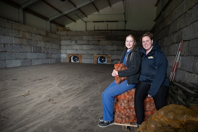 Van duizenden kilo’s overgebleven aardappelen tot lege schuur: familie staat verbaasd