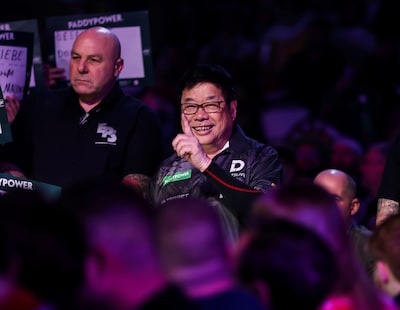 LIVE WK darts | Wessel Nijman overtuigend naar tweede ronde, 71-jarige Paul Lim zet Ally Pally op z’n kop