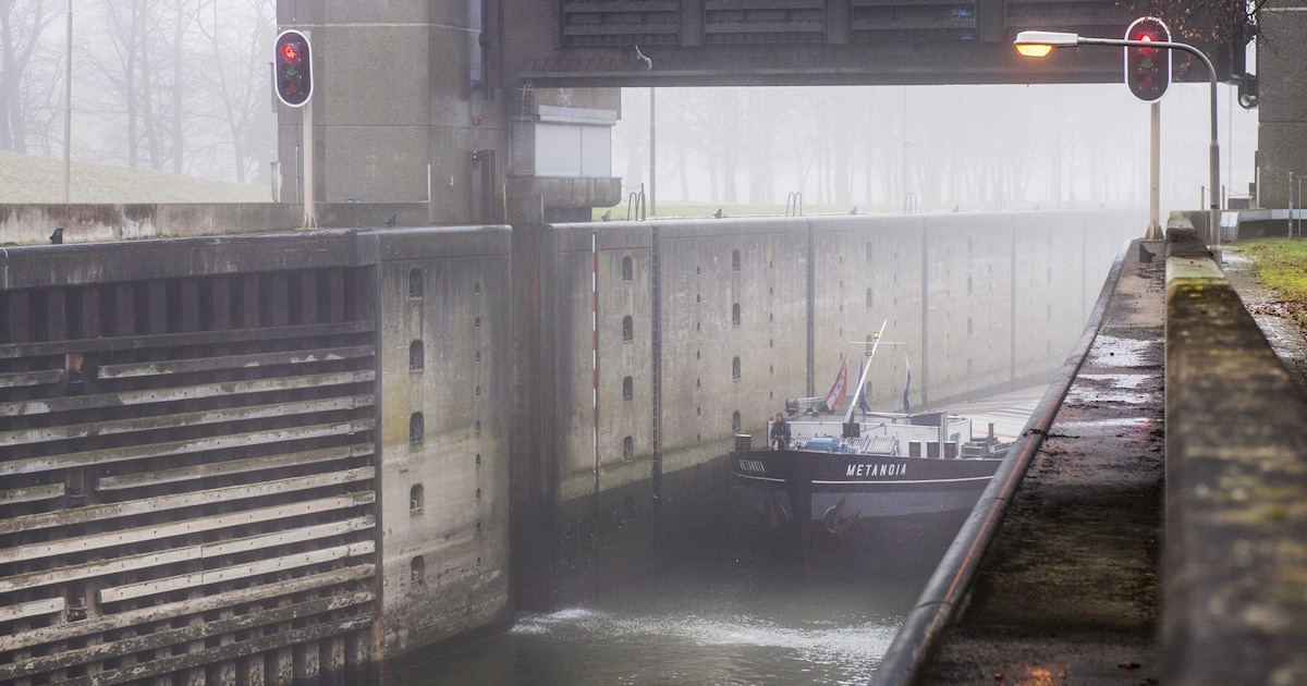 Sluis Weurt voor scheepvaart gestremd door hoge waterstand; uiterwaarden Weurt en Beuningen op slot