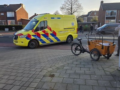 Moeder en kind naar ziekenhuis door botsing tussen bakfiets en auto