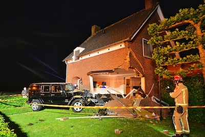 Jos en Nienke keken voetbal, toen boorde een grote jeep zich in hun woonkamer