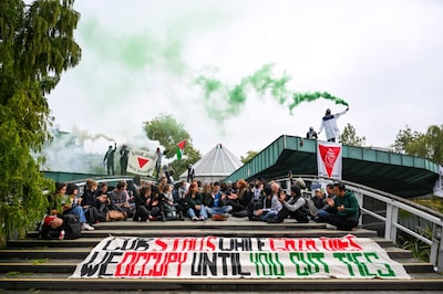 LIVE Bezetting Radboud | Bestuurders universiteit geven ‘laatste’ waarschuwing • ‘Mogelijk ontploffi