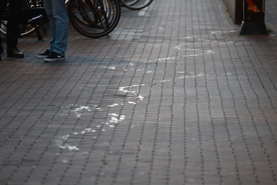 Vuurwerkbom ontploft bij D66-kantoor Den Haag terwijl 30 Jonge Democraten binnen zijn, verdachte aangehouden