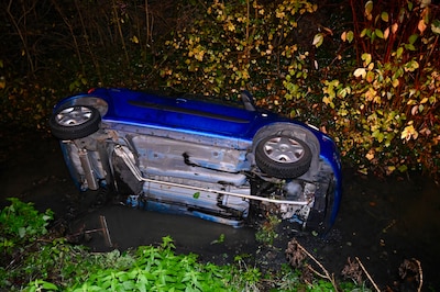 Auto belandt in sloot langs Heukelumseweg in Asperen