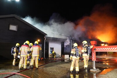 Meerdere auto's in vlammen opgegaan bij grote brand in loods in Kerkdriel
