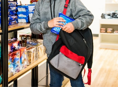 Nichtje (7) houdt tas open bij winkeldiefstal: ‘Ingezet als crimineel werktuig’