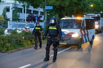 Vier aanhoudingen bij demonstratie in Loosdrecht, politie zet waterkanon in
