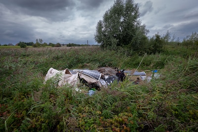 Wildkampeerder Lukas (40) slaapt al weken in de uiterwaarden: ‘I am ending’