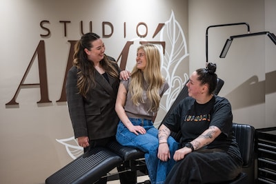 Imke (21), Iris (26) en Anne (24) openen ‘menselijke wasstraat’: ‘Je gaat er blinkend weer uit’