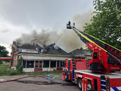 Grote brand in leegstaand restaurant Epse, voorgevel ingestort