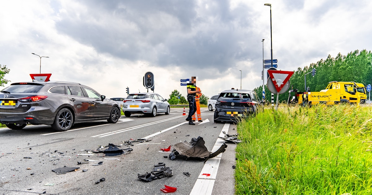 Flinke schade bij kop-staart botsing bij afrit A15 in Herveld