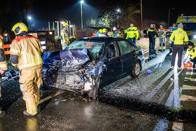 Zeven gewonden bij ernstig ongeluk tussen drie auto’s in Hazerswoude-Dorp, twee personen zwaargewond