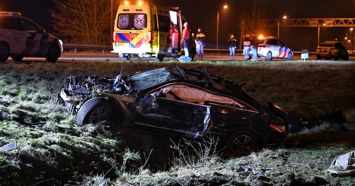 Automobilist zwaargewond nadat auto over de kop vliegt op A58 bij Tilburg, snelweg tot in de nacht d