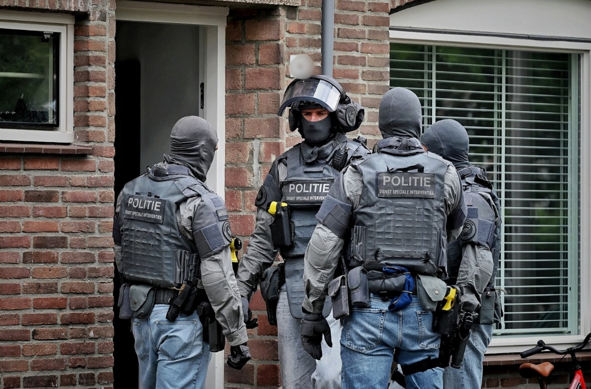 Politie houdt na inval in Tilburgse woning twee mannen aan en vindt ...