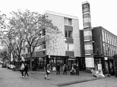 Je loopt er zo voorbij, maar deze ‘rare pilaar’ in de winkelstraat vertelt een bijzonder verhaal