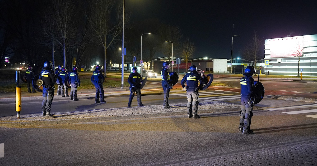 Drie aanhoudingen bij rellen na FC Groningen - FC Twente, steward ...