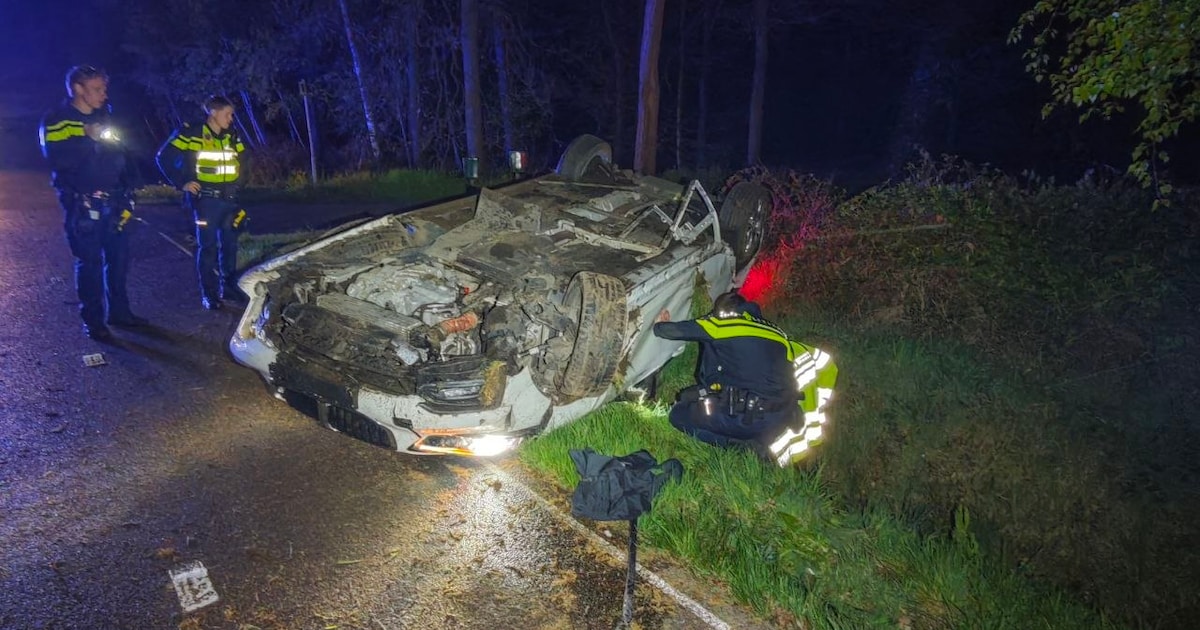 Auto op de kop bij eenzijdig ongeval op N820 bij Winterswijk