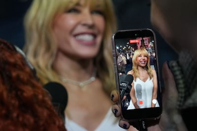 Kylie Minogue wil samenwerken met Ariana Grande en Michael Bublé, ‘voor een nieuw gezamenlijk kerstnummer’