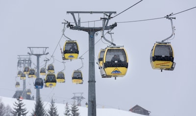 Kabelbaan buiten werking na botsing: honderd skiërs en wandelaars met helikopters geëvacueerd