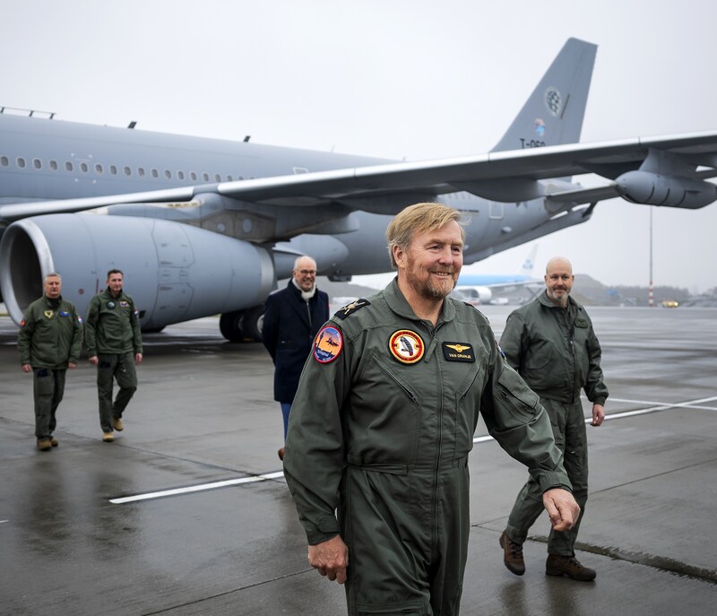 Koning Willem-Alexander bezoekt een oefening van de Koninklijke Luchtmacht op luchthaven Schiphol.