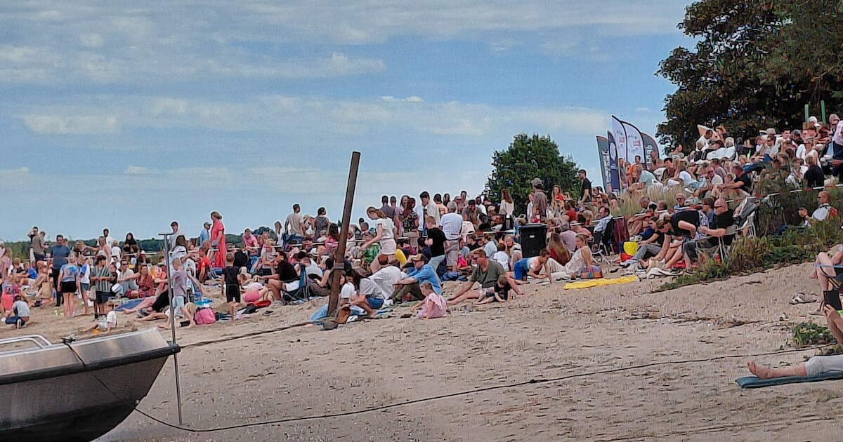 Honderden bezoekers vieren kerkdienst op strand van Woudrichem: schip is het podium